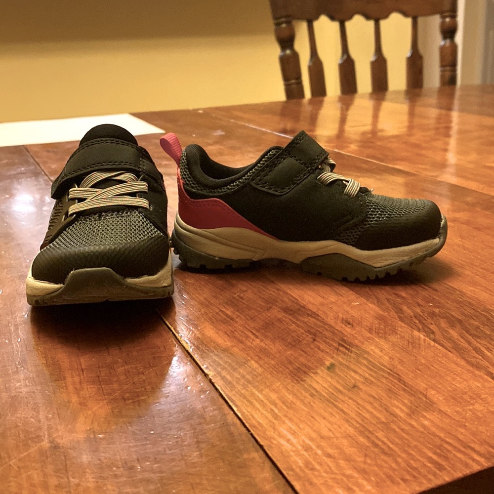 Boys Cat & Jack running shoes size 6